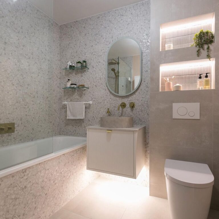 le meuble de salle de bain a besoin d'un coup de pied
